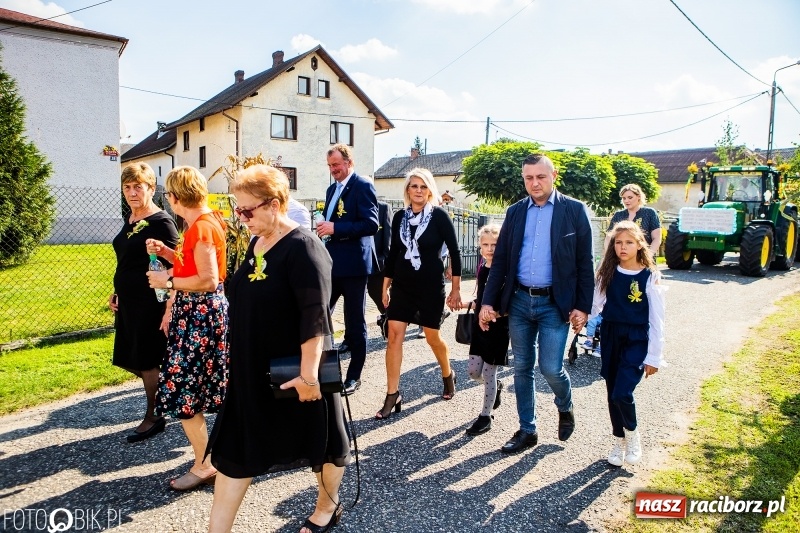 Zdjęcie w galerii na portalu naszraciborz.pl: Dożynki gminy Krzyżanowice. W Roszkowie jak na karnawale w Rio wiadomości z regionu