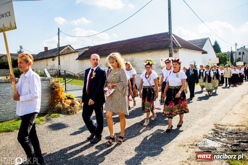 Zdjęcie w galerii na portalu naszraciborz.pl: Dożynki gminy Krzyżanowice. W Roszkowie jak na karnawale w Rio wiadomości z regionu