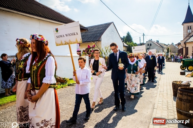 Zdjęcie w galerii na portalu naszraciborz.pl: Dożynki gminy Krzyżanowice. W Roszkowie jak na karnawale w Rio wiadomości z regionu