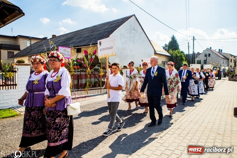 Zdjęcie w galerii na portalu naszraciborz.pl: Dożynki gminy Krzyżanowice. W Roszkowie jak na karnawale w Rio wiadomości z regionu
