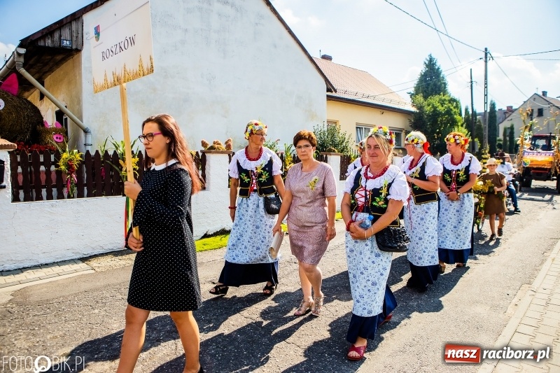Zdjęcie w galerii na portalu naszraciborz.pl: Dożynki gminy Krzyżanowice. W Roszkowie jak na karnawale w Rio wiadomości z regionu
