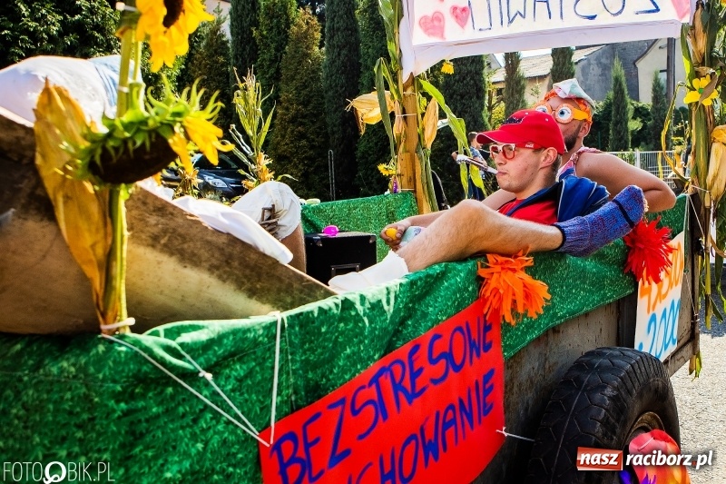 Zdjęcie w galerii na portalu naszraciborz.pl: Dożynki gminy Krzyżanowice. W Roszkowie jak na karnawale w Rio wiadomości z regionu