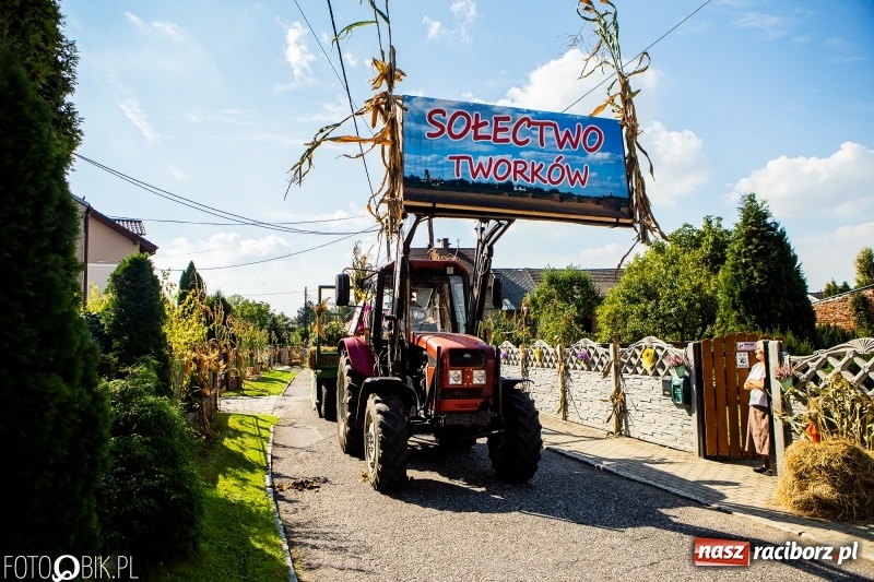 Zdjęcie w galerii na portalu naszraciborz.pl: Dożynki gminy Krzyżanowice. W Roszkowie jak na karnawale w Rio wiadomości z regionu