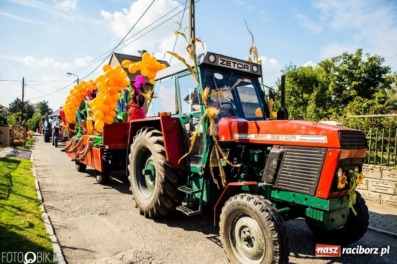 Zdjęcie w galerii na portalu naszraciborz.pl: Dożynki gminy Krzyżanowice. W Roszkowie jak na karnawale w Rio wiadomości z regionu