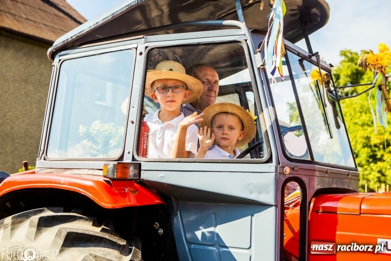 Zdjęcie w galerii na portalu naszraciborz.pl: Dożynki gminy Krzyżanowice. W Roszkowie jak na karnawale w Rio wiadomości z regionu
