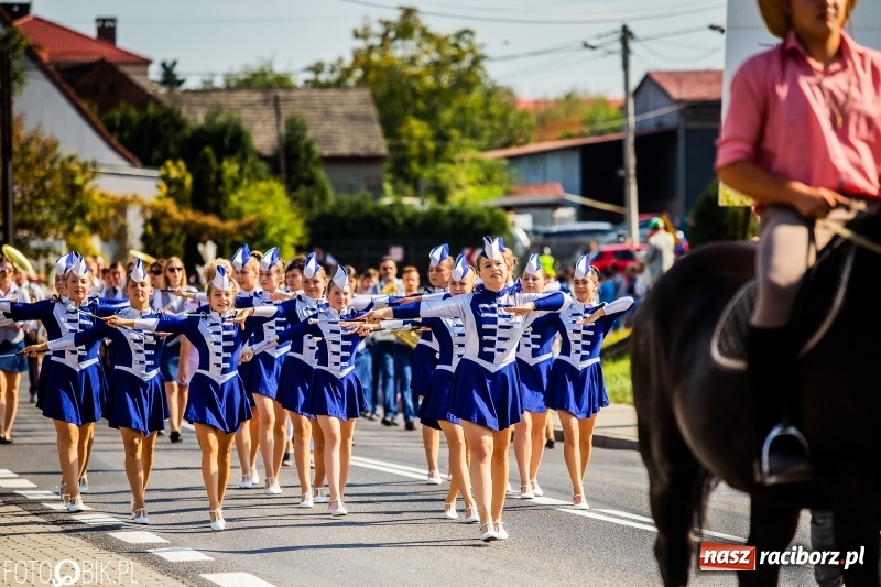 Zdjęcie w galerii na portalu naszraciborz.pl: Dożynki gminy Krzyżanowice. W Roszkowie jak na karnawale w Rio wiadomości z regionu