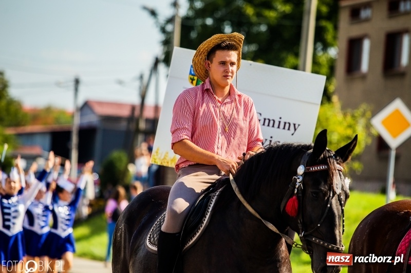 Zdjęcie w galerii na portalu naszraciborz.pl: Dożynki gminy Krzyżanowice. W Roszkowie jak na karnawale w Rio wiadomości z regionu