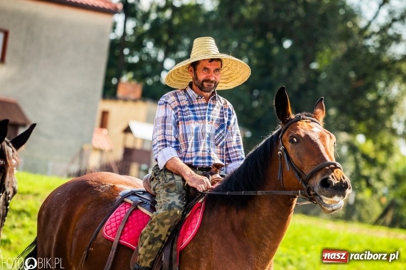 Zdjęcie w galerii na portalu naszraciborz.pl: Dożynki gminy Krzyżanowice. W Roszkowie jak na karnawale w Rio wiadomości z regionu
