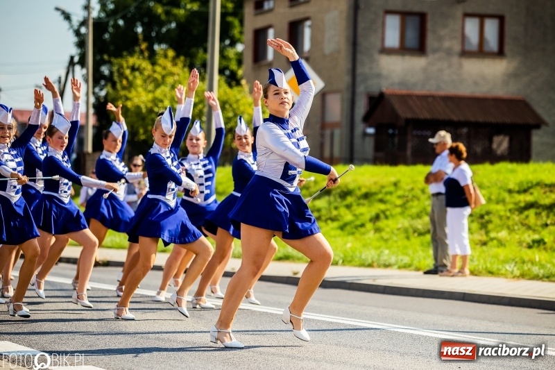 Zdjęcie w galerii na portalu naszraciborz.pl: Dożynki gminy Krzyżanowice. W Roszkowie jak na karnawale w Rio wiadomości z regionu