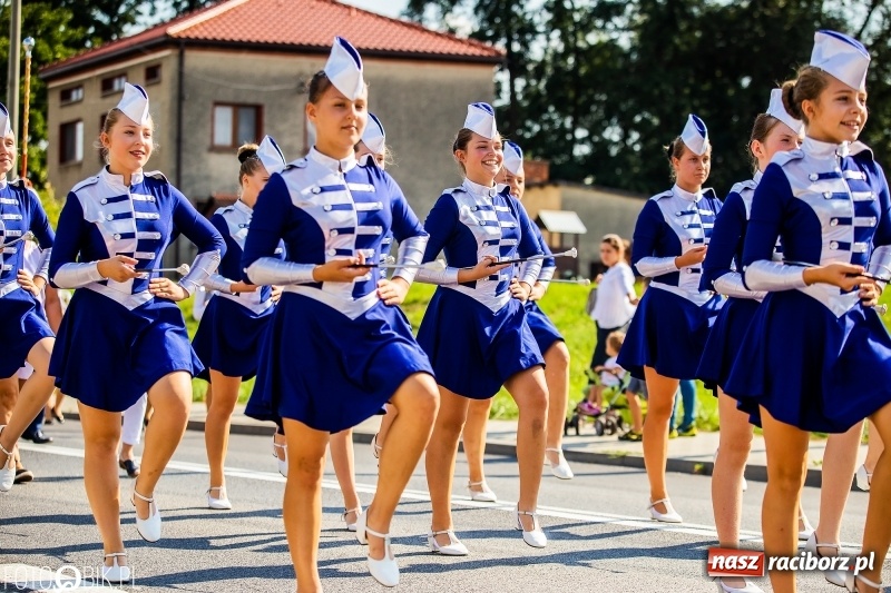 Zdjęcie w galerii na portalu naszraciborz.pl: Dożynki gminy Krzyżanowice. W Roszkowie jak na karnawale w Rio wiadomości z regionu