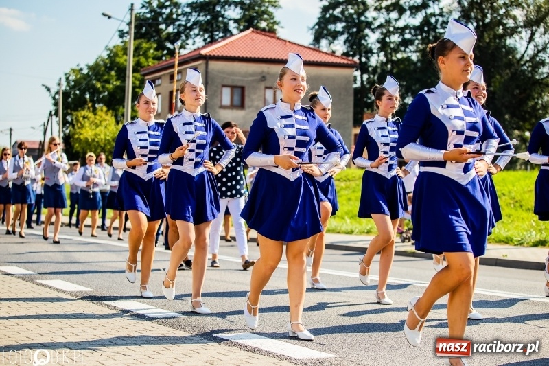 Zdjęcie w galerii na portalu naszraciborz.pl: Dożynki gminy Krzyżanowice. W Roszkowie jak na karnawale w Rio wiadomości z regionu