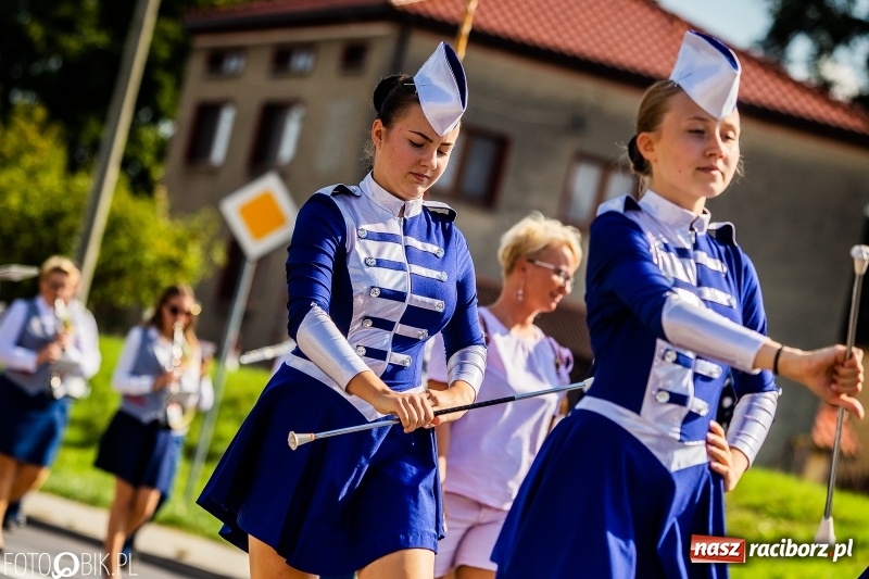 Zdjęcie w galerii na portalu naszraciborz.pl: Dożynki gminy Krzyżanowice. W Roszkowie jak na karnawale w Rio wiadomości z regionu