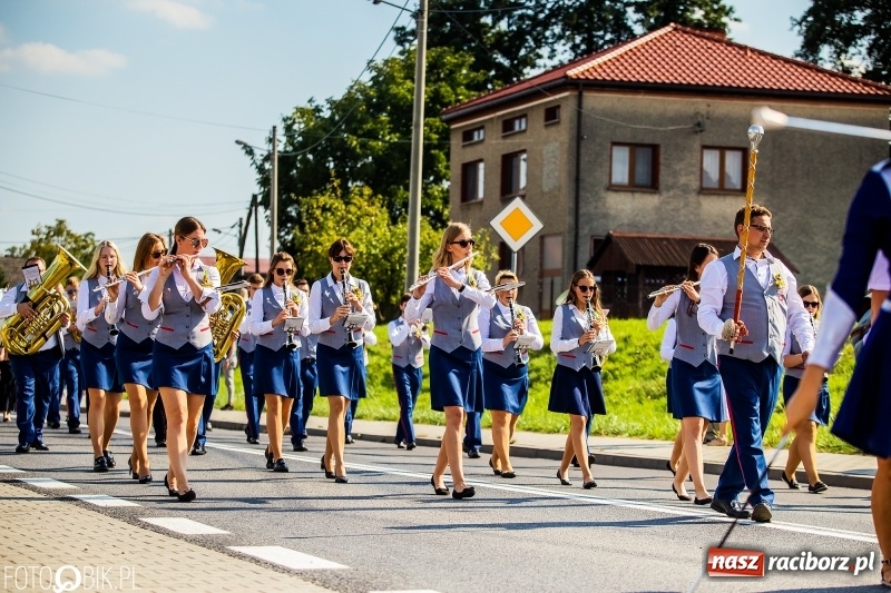Zdjęcie w galerii na portalu naszraciborz.pl: Dożynki gminy Krzyżanowice. W Roszkowie jak na karnawale w Rio wiadomości z regionu
