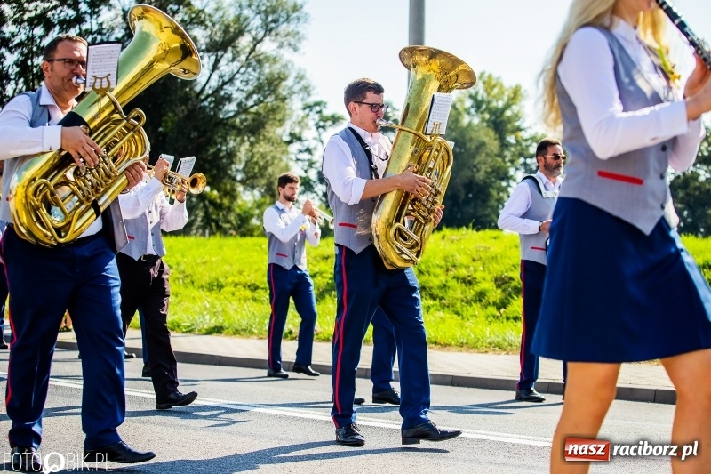 Zdjęcie w galerii na portalu naszraciborz.pl: Dożynki gminy Krzyżanowice. W Roszkowie jak na karnawale w Rio wiadomości z regionu
