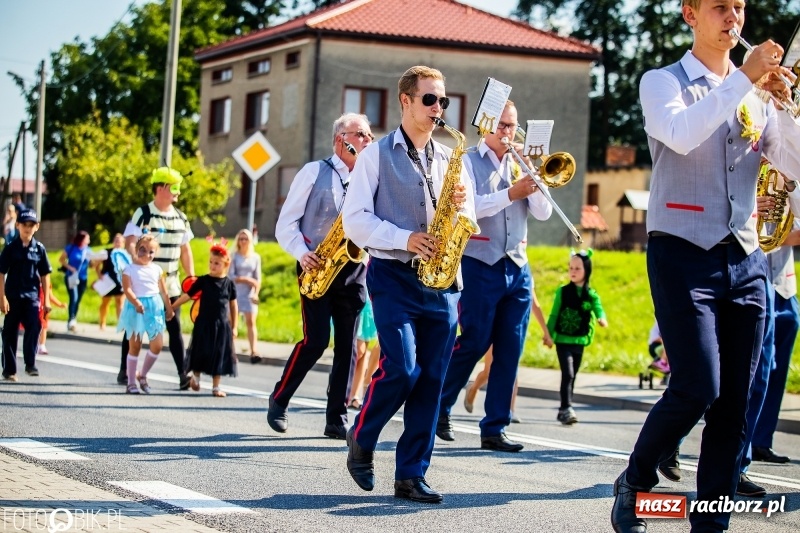 Zdjęcie w galerii na portalu naszraciborz.pl: Dożynki gminy Krzyżanowice. W Roszkowie jak na karnawale w Rio wiadomości z regionu