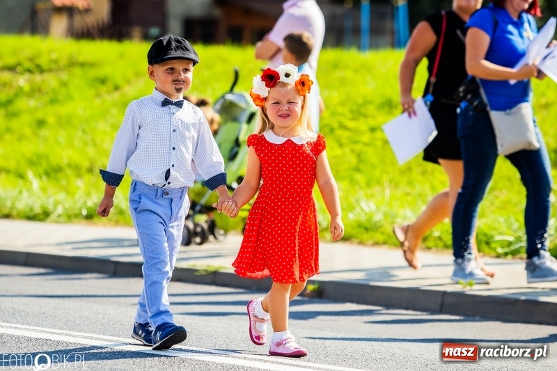 Zdjęcie w galerii na portalu naszraciborz.pl: Dożynki gminy Krzyżanowice. W Roszkowie jak na karnawale w Rio wiadomości z regionu