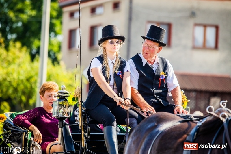 Zdjęcie w galerii na portalu naszraciborz.pl: Dożynki gminy Krzyżanowice. W Roszkowie jak na karnawale w Rio wiadomości z regionu