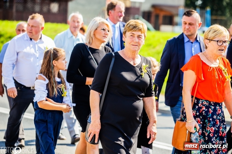 Zdjęcie w galerii na portalu naszraciborz.pl: Dożynki gminy Krzyżanowice. W Roszkowie jak na karnawale w Rio wiadomości z regionu
