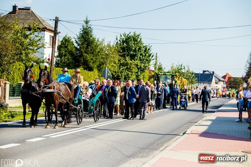Zdjęcie w galerii na portalu naszraciborz.pl: Dożynki gminy Krzyżanowice. W Roszkowie jak na karnawale w Rio wiadomości z regionu