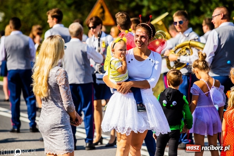 Zdjęcie w galerii na portalu naszraciborz.pl: Dożynki gminy Krzyżanowice. W Roszkowie jak na karnawale w Rio wiadomości z regionu