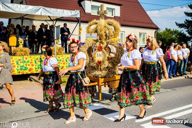 Zdjęcie w galerii na portalu naszraciborz.pl: Dożynki gminy Krzyżanowice. W Roszkowie jak na karnawale w Rio wiadomości z regionu