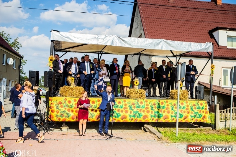 Zdjęcie w galerii na portalu naszraciborz.pl: Dożynki gminy Krzyżanowice. W Roszkowie jak na karnawale w Rio wiadomości z regionu