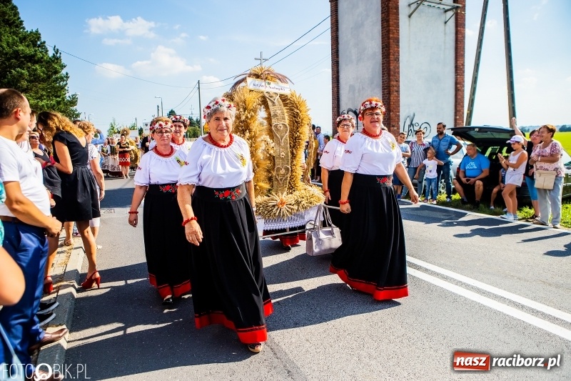 Zdjęcie w galerii na portalu naszraciborz.pl: Dożynki gminy Krzyżanowice. W Roszkowie jak na karnawale w Rio wiadomości z regionu