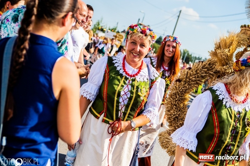 Zdjęcie w galerii na portalu naszraciborz.pl: Dożynki gminy Krzyżanowice. W Roszkowie jak na karnawale w Rio wiadomości z regionu