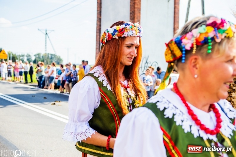Zdjęcie w galerii na portalu naszraciborz.pl: Dożynki gminy Krzyżanowice. W Roszkowie jak na karnawale w Rio wiadomości z regionu