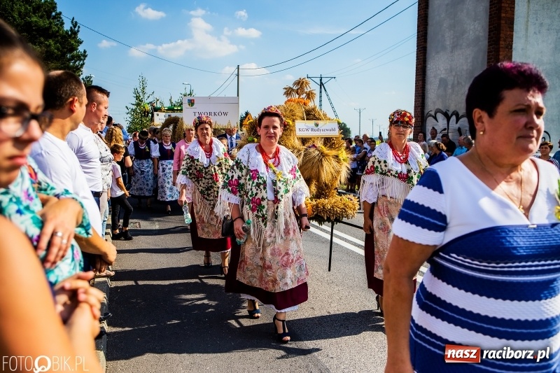 Zdjęcie w galerii na portalu naszraciborz.pl: Dożynki gminy Krzyżanowice. W Roszkowie jak na karnawale w Rio wiadomości z regionu