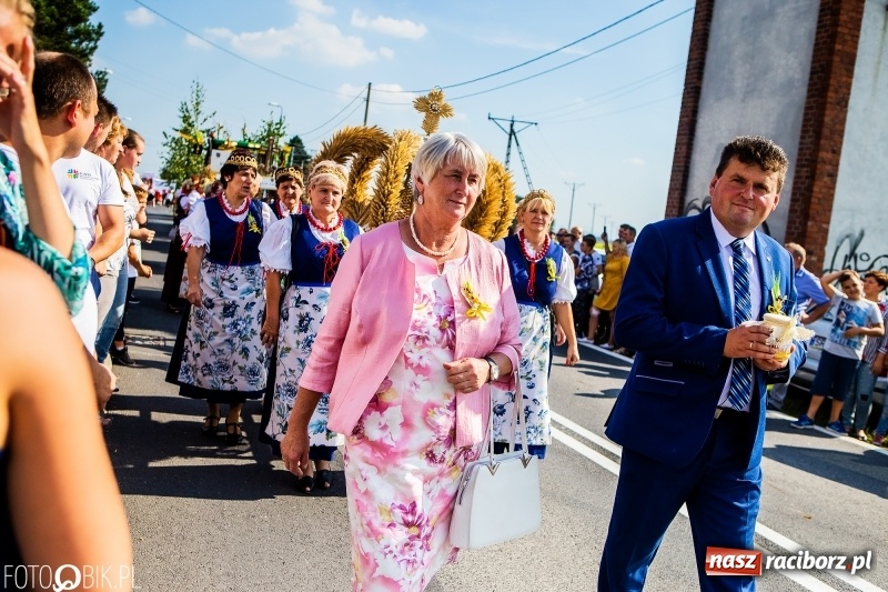 Zdjęcie w galerii na portalu naszraciborz.pl: Dożynki gminy Krzyżanowice. W Roszkowie jak na karnawale w Rio wiadomości z regionu