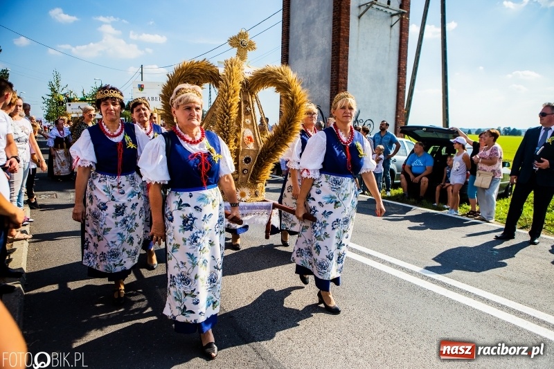 Zdjęcie w galerii na portalu naszraciborz.pl: Dożynki gminy Krzyżanowice. W Roszkowie jak na karnawale w Rio wiadomości z regionu