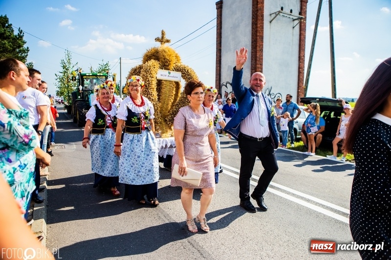 Zdjęcie w galerii na portalu naszraciborz.pl: Dożynki gminy Krzyżanowice. W Roszkowie jak na karnawale w Rio wiadomości z regionu