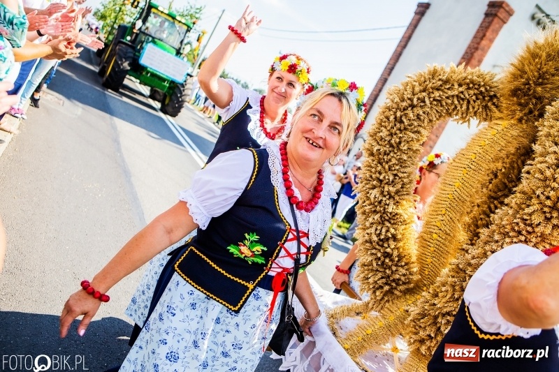 Zdjęcie w galerii na portalu naszraciborz.pl: Dożynki gminy Krzyżanowice. W Roszkowie jak na karnawale w Rio wiadomości z regionu