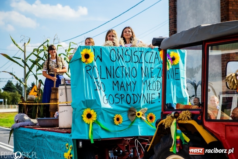 Zdjęcie w galerii na portalu naszraciborz.pl: Dożynki gminy Krzyżanowice. W Roszkowie jak na karnawale w Rio wiadomości z regionu