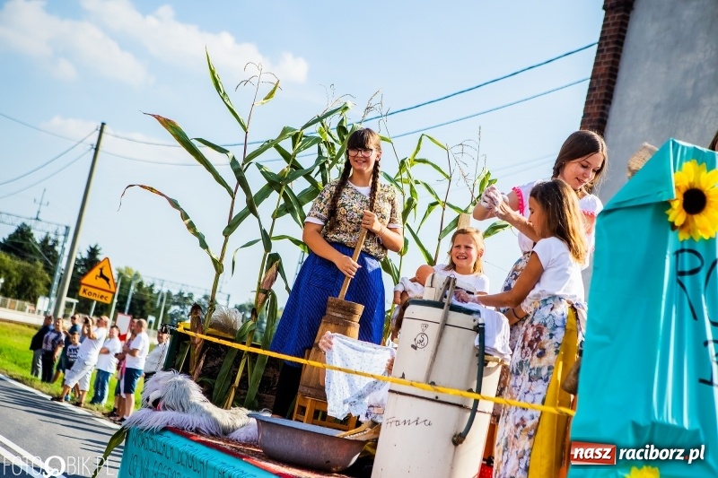 Zdjęcie w galerii na portalu naszraciborz.pl: Dożynki gminy Krzyżanowice. W Roszkowie jak na karnawale w Rio wiadomości z regionu