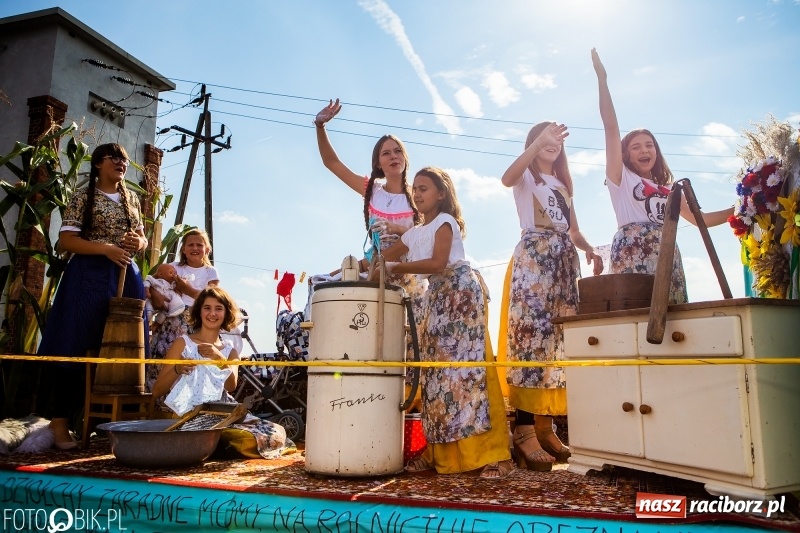 Zdjęcie w galerii na portalu naszraciborz.pl: Dożynki gminy Krzyżanowice. W Roszkowie jak na karnawale w Rio wiadomości z regionu
