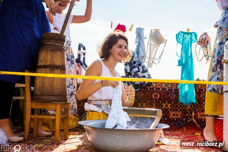 Zdjęcie w galerii na portalu naszraciborz.pl: Dożynki gminy Krzyżanowice. W Roszkowie jak na karnawale w Rio wiadomości z regionu