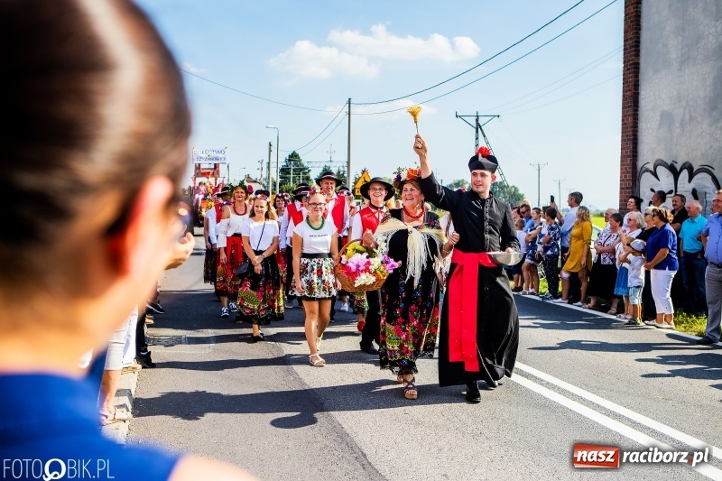 Zdjęcie w galerii na portalu naszraciborz.pl: Dożynki gminy Krzyżanowice. W Roszkowie jak na karnawale w Rio wiadomości z regionu