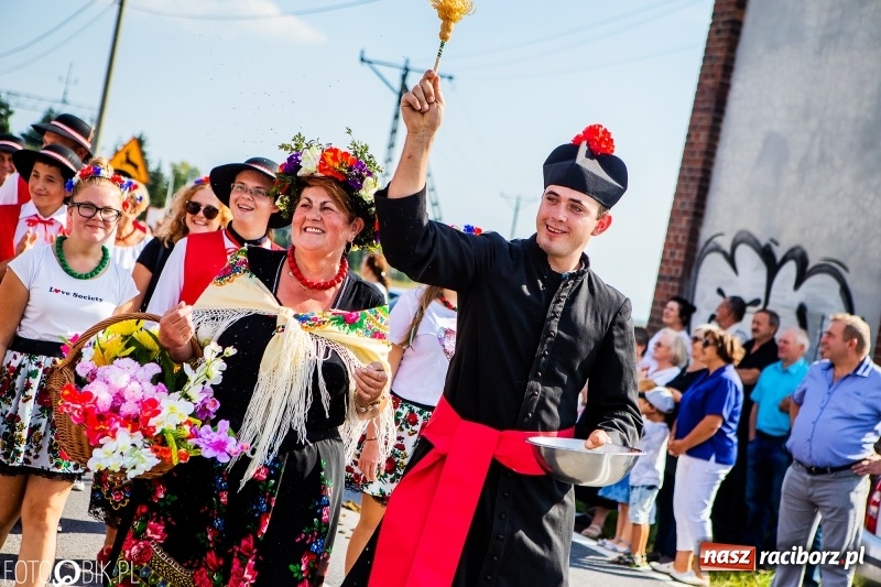 Zdjęcie w galerii na portalu naszraciborz.pl: Dożynki gminy Krzyżanowice. W Roszkowie jak na karnawale w Rio wiadomości z regionu