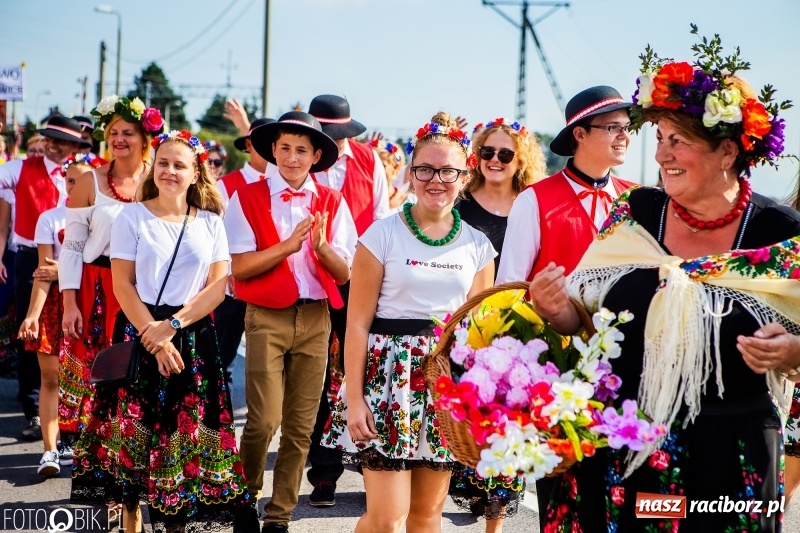 Zdjęcie w galerii na portalu naszraciborz.pl: Dożynki gminy Krzyżanowice. W Roszkowie jak na karnawale w Rio wiadomości z regionu