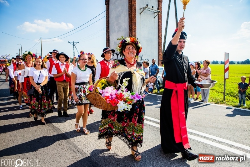 Zdjęcie w galerii na portalu naszraciborz.pl: Dożynki gminy Krzyżanowice. W Roszkowie jak na karnawale w Rio wiadomości z regionu