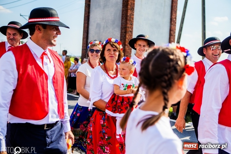 Zdjęcie w galerii na portalu naszraciborz.pl: Dożynki gminy Krzyżanowice. W Roszkowie jak na karnawale w Rio wiadomości z regionu
