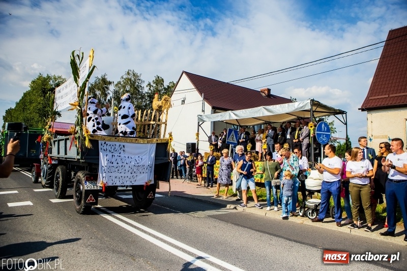 Zdjęcie w galerii na portalu naszraciborz.pl: Dożynki gminy Krzyżanowice. W Roszkowie jak na karnawale w Rio wiadomości z regionu