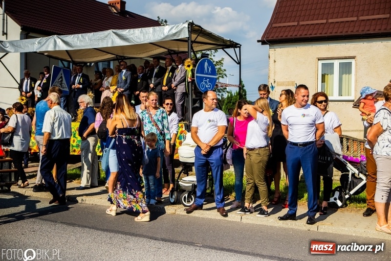 Zdjęcie w galerii na portalu naszraciborz.pl: Dożynki gminy Krzyżanowice. W Roszkowie jak na karnawale w Rio wiadomości z regionu