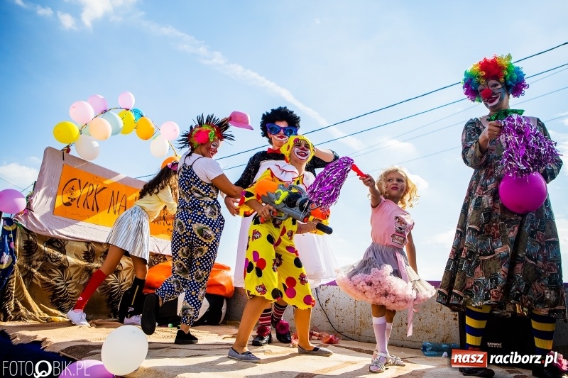 Zdjęcie w galerii na portalu naszraciborz.pl: Dożynki gminy Krzyżanowice. W Roszkowie jak na karnawale w Rio wiadomości z regionu