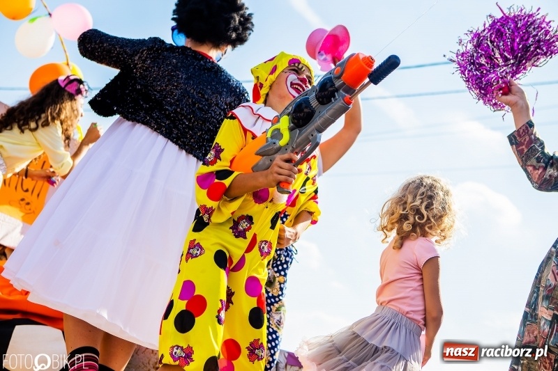 Zdjęcie w galerii na portalu naszraciborz.pl: Dożynki gminy Krzyżanowice. W Roszkowie jak na karnawale w Rio wiadomości z regionu