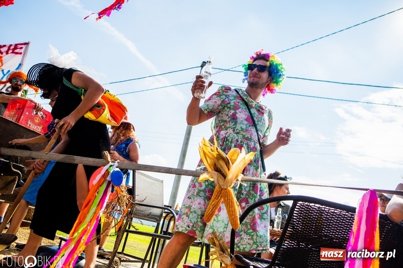Zdjęcie w galerii na portalu naszraciborz.pl: Dożynki gminy Krzyżanowice. W Roszkowie jak na karnawale w Rio wiadomości z regionu