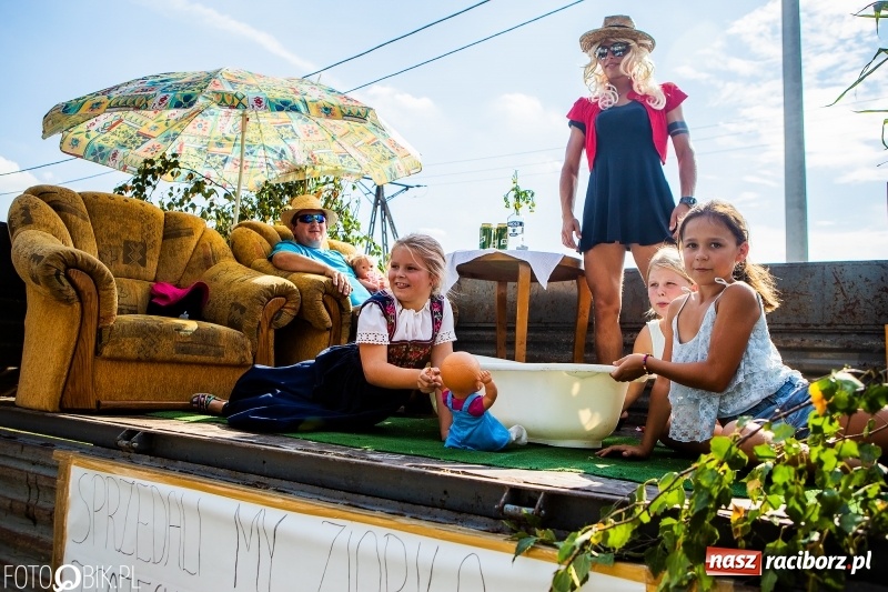 Zdjęcie w galerii na portalu naszraciborz.pl: Dożynki gminy Krzyżanowice. W Roszkowie jak na karnawale w Rio wiadomości z regionu