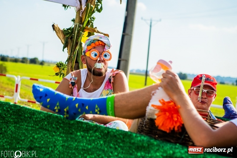 Zdjęcie w galerii na portalu naszraciborz.pl: Dożynki gminy Krzyżanowice. W Roszkowie jak na karnawale w Rio wiadomości z regionu